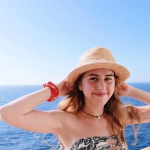 Meet your Posher, Daniela